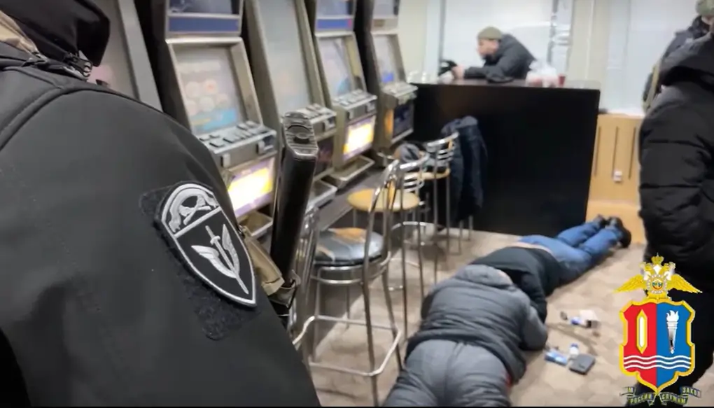 policijas-reids-nelegālā-spēļu-automātu-salonā